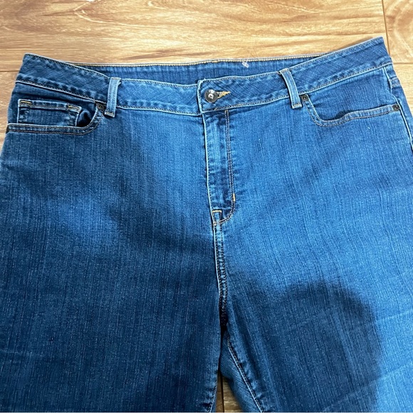 LL Bean Classic Fit Straight Leg Jeans Size 18 Petite Med Wash Blue Denim Basic - Picture 3 of 11